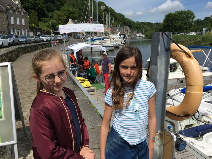 Candice et Fleur sur le port de Dinan, d'où l'on peut faire le tour de la Rance en bateau ou pédalos. (INGRID POHU / RADIO FRANCE)