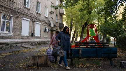 Bewohner evakuieren die Stadt Pokrowsk in der Region Donezk (Ukraine), 2. Oktober 2024. (MACIEK MUSIALEK / ANADOLU / AFP)