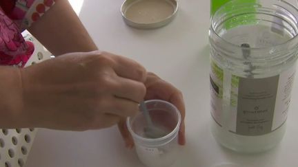 Le confinement a accentué&nbsp;la tendance du fait-maison. Faire son pain, faire sa lessive, ses produits de beauté... 80% des Français s'y mettent désormais.&nbsp;Le&nbsp;marché n'a pas échappé aux grandes enseignes. (FRANCE 2)