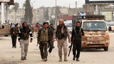 Des combattants islamistes dans la ville syrienne d'Idlib, contr&ocirc;l&eacute;e par le Front al-Nosra, le 29 mars 2015. (ZEIN AL-RIFAI / AMC / AFP)