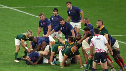 L'arbitre Ben O'Keeffe surveille un regroupement lors du quart de finale de la Coupe du monde entre l'Afrique du Sud et la France, le 15 octobre 2023 au Stade de France. (THOMAS SAMSON / AFP)