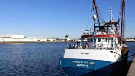 Un bateau de pêche est à quai au Havre, le 28 ovtobre 2021. (SAMEER AL-DOUMY / AFP)