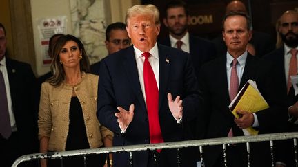 Donald Trump à la sortie du tribunal à New York, le 4 octobre 2023. (JOHN NACION / NURPHOTO / AFP)