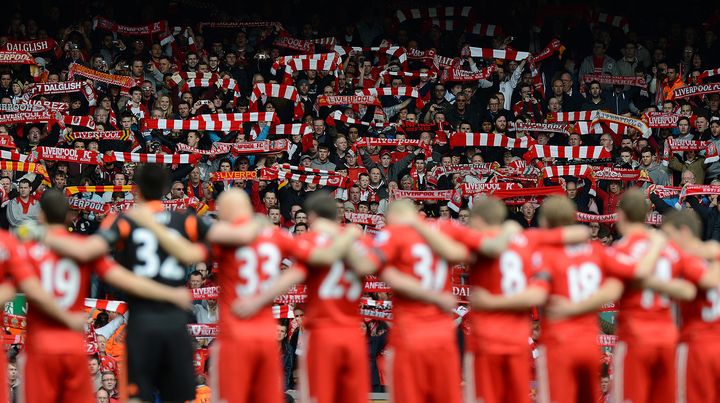 Les supporters et les joueurs de Liverpool sont toujours marqu&eacute;s par la catastrophe. Ici, une minute de silence, le 7 avril 2012, &agrave; Liverpool.&nbsp; (BEN STANSALL / AFP)