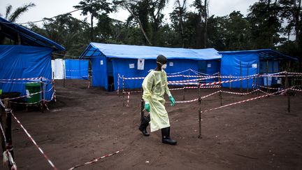 Un infirmier dans une unité de quarantaine contre Ebola, le 13 juin 2017 à Muma (République Démocratique du Congo). (JOHN WESSELS / AFP)