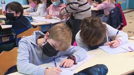 Depuis lundi 15 novembre, et quel que soit le niveau de circulation du Covid-19, le masque doit être porté à nouveau par tous les élèves dans les écoles.&nbsp; (CAPTURE ECRAN FRANCE 3)