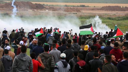 Des Palestiniens manifestent à l'est de Gaza devant la frontière avec Israël, demandant le "droit au retour", le 30 mars 2018. (MOMEN FAIZ / NURPHOTO)