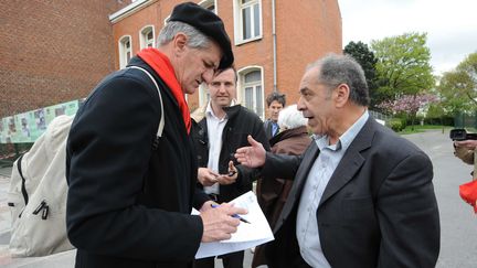 Recueillant une centaine de t&eacute;moignages par jour, Jean Lassalle d&eacute;cide de r&eacute;diger des "cahiers de l'espoir", o&ugrave; chacun est invit&eacute; &agrave; livrer ses dol&eacute;ances. "Ne d&eacute;formez pas nos propos", lui dit-on souvent. (MAXPPP)