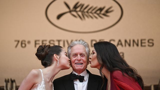 Michael Douglas embrassé par sa femme, Catherine Zeta-Jones (à droite) et sa fille Carys. L'acteur américain a reçu la Palme d’or d’honneur du Festival de Cannes. Agé de 78 ans, la légende de Hollywood est un habitué du festival puisque durant sa carrière il a présenté quatre films en compétition à Cannes. (LOIC VENANCE / AFP)