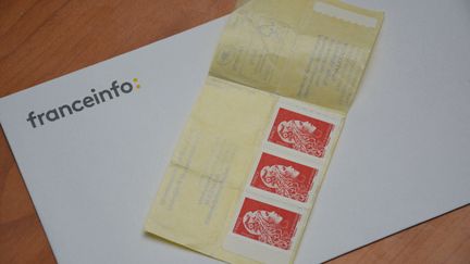 Des timbres "Lettre prioritaire" sur une enveloppe. (JEAN-CHRISTOPHE BOURDILLAT / RADIO FRANCE)