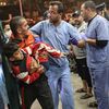 Un enfant blessé est emmené à l'hôpital à Khan Younès, dans la bande de Gaza, le 5 décembre 2023. (MUSTAFA HASSONA / ANADOLU / AFP)