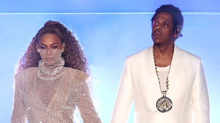 Beyoncé et Jay-Z font leur entrée sur scène main dans la main en tenue immaculée sur le "On The Run II Tour", le 6 juin à Cardiff.
 (SIPA)