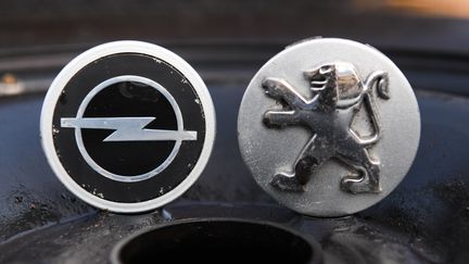 Les logos d'Opel et de Peugeot. (ARNE DEDERT / DPA)