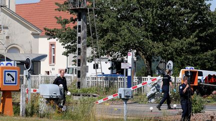 Les gendarmes sur le lieu de l'accident, au&nbsp;passage à niveau d'Avenay-Val-d'Or (Marne) le lundi 15 juillet 2019. (FRANCOIS NASCIMBENI / AFP)