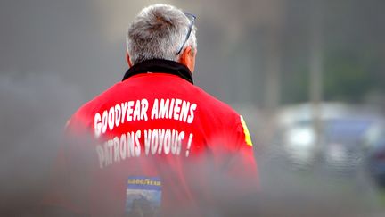 Un salari&eacute; de Goodyear Amiens-Nord manifeste devant l'usine, le 3 juin 2013. (DENIS CHARLET / AFP)