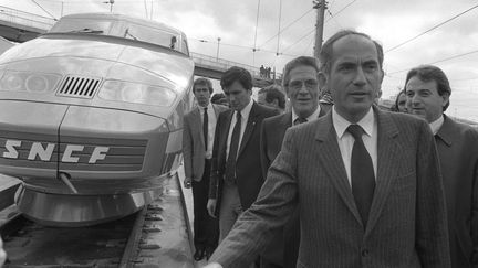 Le ministre des Transports Charles Fiterman, le 22 septembre 1983, lors de l'inauguration du TGV Paris-Lyon (MICHEL CLEMENT / AFP)