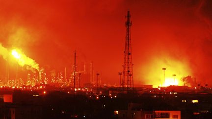 Une explosion s'est produite dans la raffinerie de p&eacute;trole &agrave; Amuay,&nbsp; ville de la p&eacute;ninsule de Paraguana,&nbsp;au Venezuela, le&nbsp;25 ao&ucirc;t 2012. ( REUTERS)