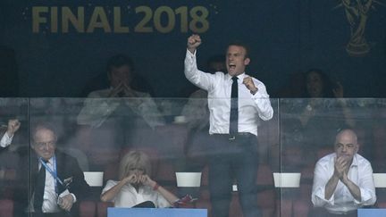 Emmanuel Macron célèbre un but de l'équipe de France, le 15 juillet 2018, à Moscou, en Russie. (CHRISTOPHE SIMON / AFP)