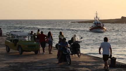 Un bateau de secours arrivent sur l'île de Lampedusa avec à son bord des migrants sauvés en mer, samedi 29 août 2020.&nbsp; (MAURO SEMINARA / AFP)