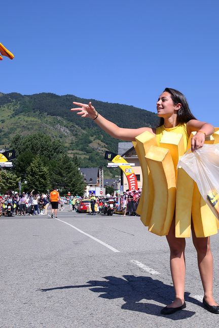 Une hôtesse de la marque McCain sur une étape du Tour de France, le 10 juillet 2016 à Andorre (TIM DE WAELE / CORBIS / GETTY IMAGES)