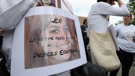 Une centaine de personnes participent &agrave; une marche blanche, le 21 avril 2012 &agrave; Montpellier (H&eacute;rault),&nbsp;pour rendre hommage &agrave; L&eacute;a, 17 ans, viol&eacute;e et assassin&eacute;e pr&egrave;s d'un an et demi plus t&ocirc;t. (PASCAL GUYOT / AFP)