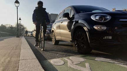 Une piste cyclabe à Paris, le 21 janvier 2020 (Illustration). (AURÉLIEN ACCART / FRANCE-INFO)