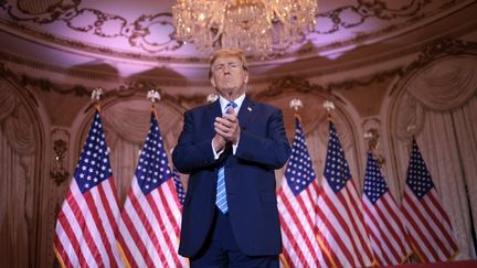 Le candidat aux primaires républicaines Donald Trump réagit aux premiers résultats du "Super Tuesday", le 5 mars 2024, depuis sa résidence de Mar-à-Lago (Floride, Etats-Unis). (WIN MCNAMEE / GETTY IMAGES NORTH AMERICA / AFP)