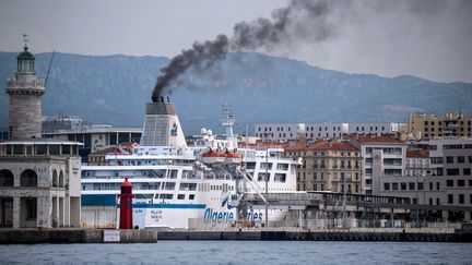 Un ferry de la compagnie Algérie Ferries, dans&nbsp;le port de Marseille. (CHRISTOPHE SIMON / AFP)