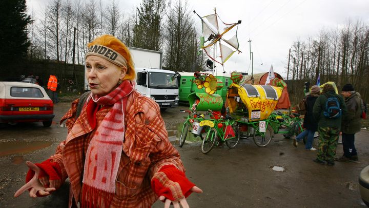 Vivienne Westwood proteste contre l'arme atomique en 2008 à Aldermaston en Angleterre. (BEN STANSALL / AFP)