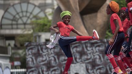 Début mars, Seyi Oluyole, leur professeure de danse et tutrice de 26 ans, poste sur la page Instagram des Dream Catchers (qui compte désormais près de 80.000 abonnés) la dernière vidéo de ses prodiges souriants, se tortillant sur une chanson afrobeat de la popstar Wizkid. La toile s'emballe lorsque Rihanna, suivie par le producteur américain P.Diddy, partage le clip sur son propre compte: il sera vu plus de 2,8 millions de fois. (STEFAN HEUNIS / AFP)