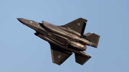 Un avion de combat F-35 lors d'un show sur la base aérienne de Hatzerim (Israël), le 29 juin 2023. (JACK GUEZ / AFP)