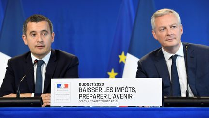 Le ministre des Comptes publics, Gérald Darmanin (gauche) et&nbsp;le ministre de&nbsp;l'Economie, Bruno Le Maire (droite) lors d'une conférence de presse sur le budget 2020 à Paris, le 26 septembre 2019.&nbsp; (BERTRAND GUAY / AFP)