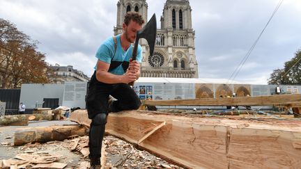 Un charpentier travaille sur le parvis de Notre-Dame, le 19 septembre 2020. (ALAIN JOCARD / AFP)