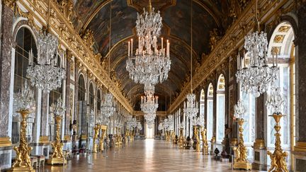 La galerie des glaces du château de Versailles, le 28 mars 2022.&nbsp; (EMMANUEL DUNAND / AFP)