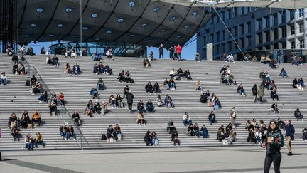 Des travailleurs déjeunent pendant leur pause, dans le quartier de la Défense à Puteaux, le 4 avril 2023. (ERIC BERACASSAT / HANS LUCAS / AFP)