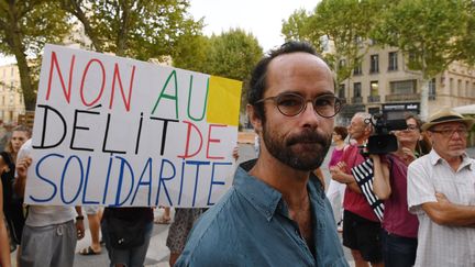 L'agriculteur militant Cedric Herrou, le 8 août 2017 lors de son procès pour assistance illégale aux migrants.  (BORIS HORVAT / AFP)