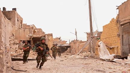 Des soldats du r&eacute;gime de Bachar Al-Assad lors d'affrontements avec l'arm&eacute;e syrienne libre &agrave; Alep (Syrie), le 11 octobre 2012. (REUTERS)