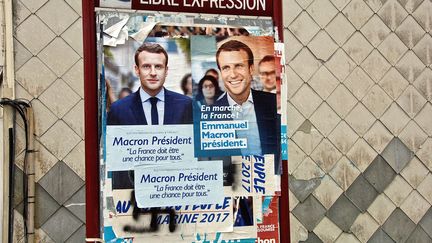 Affiches du candidat Macron lors de l'élection présidentielle 2017. (SEBASTIEN JARRY / MAXPPP)