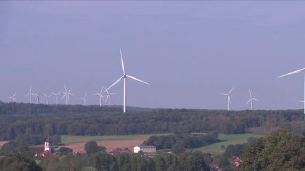 Quatre à six éoliennes devraient être construites dans le Doubs, à 1km environ d’un château destiné à accueillir des événements. Une situation qui fait débat. (FRANCE 3)