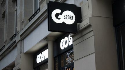 Une enseigne Go Sport à Paris, le 19 décembre 2022. (MAGALI COHEN / HANS LUCAS / AFP)
