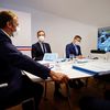 Le président de la République, Emmanuel Macron, avec les ministres Olivier Véran et Alain Griset et le chef d'état-major Jean-Philippe Rolland, au fort de Brégançon (Var) lors d'un Conseil de défense sanitaire en visioconférence, le 11 août 2021. (ERIC GAILLARD / AFP)