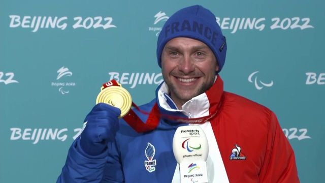 Benjamin Daviet, champion paralympique de ski de fond, s'exprime avec émotion après son podium et la remise de sa médaille d'or.