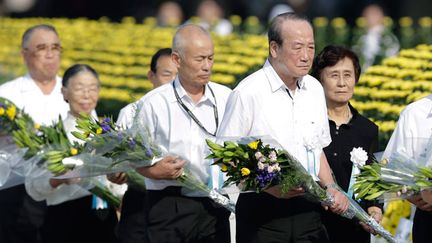 &nbsp; (Des fleurs déposées en mémoire des 140.000 victimes d'Hiroshima au mémorial de la paix © Maxppp)