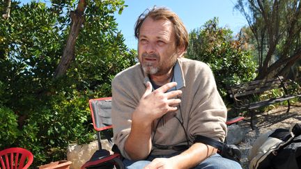 Le réalisateur Christophe Ruggia, sur le tournage du film "Dans la tourmente", aux Laurons (Bouches-du-Rhône), le 28 septembre 2010. (SERGE GUEROULT / MAXPPP)