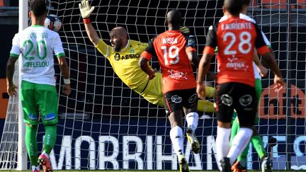 Le gardien de l'AS Saint-Etienne, Jessy Moulin n'arrive pas à arrêter le coup franc tiré par Armand Lauriente.  (FRED TANNEAU / AFP)