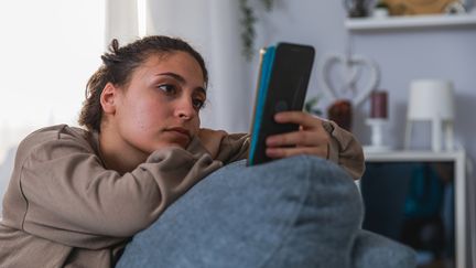 Une étude montre que faire défiler des médias sur des réseaux sociaux apporte moins de satisfaction que de se plonger dans un contenu du début à la fin. Photo d'illustration. (FOTOSTORM / E+)