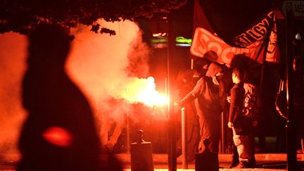 Manifestation apr&egrave;s la mort de r&eacute;mi Fraisse devant la pr&eacute;fecture de Loire-Atlantique &agrave; Nantes, lundi 27 octobre 2014. (FRANCK DUBRAY / MAXPPP)