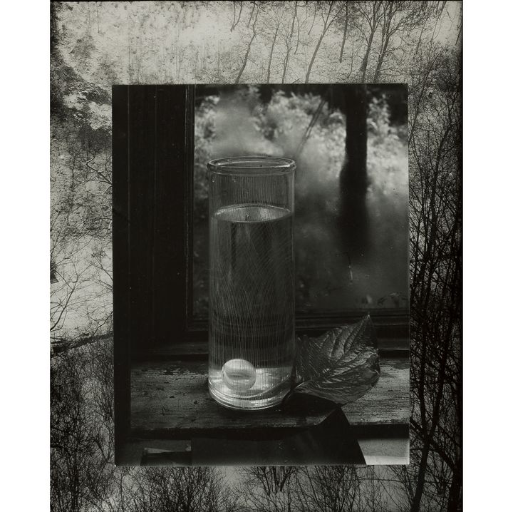 Josef Sudek, "Sans titre (Nature morte sur le rebord de la fenêtre"), 1951, montage par le photographe vers 1960, Musée des arts décoratifs, Prague
 (Succession de Josef Sudek)