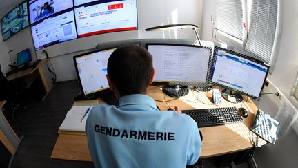 Des mails frauduleux ont été envoyés à des habitants de la Dordogne ces derniers jours. Pour la gendarmerie, il s'agit d'une&nbsp;"tentative d'escroquerie". (DAMIEN MEYER / AFP)