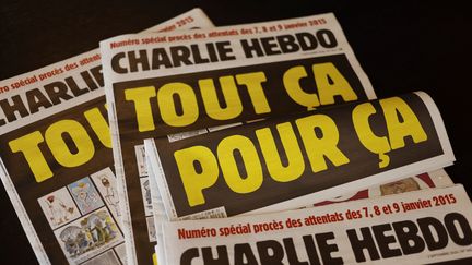 Des exemplaires du numéro de "Charlie Hebdo" à paraître le 2 septembre 2020, jour de l'ouverture du procès des attentats de janvier 2015. (AFP)